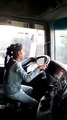 فيديو صادم لطفلة تقود سيارة نقل ثقيل بأحد شوارع مصر