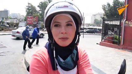 سيدة لبنانية تحول دراجتها النارية إلى تاكسي لنقل النساء داخل بيروت