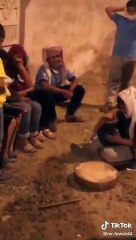 تركي آل الشيخ ينشر فيديو لطفل يغني في الشارع ويعجب بصوته