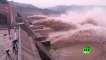 مشاهد غير مسبوقة لسد صيني يصرف كميات هائلة من مياه الفيضانات