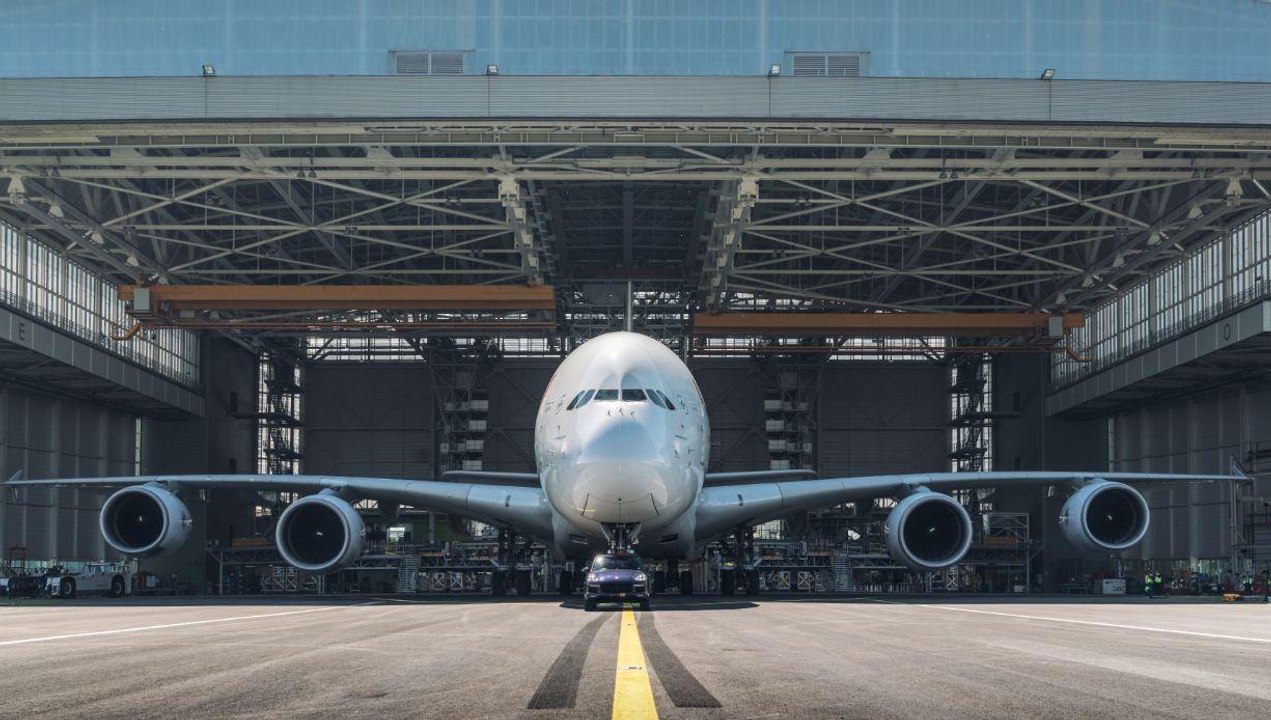 New world record set as a Porsche tows an Air France plane