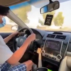 شاب يقحص بسيارته ويستمع الأغاني
