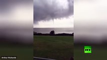سحاب قمعي غريب يظهر في سماء مدينة بريطانية