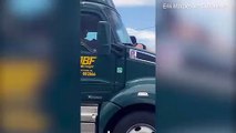 رجل يتشبث بزجاج شاحنة عملاقة اثناء سيرها في فلوريدا