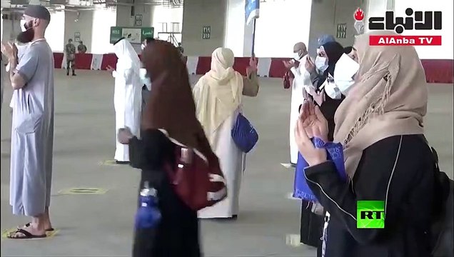 حجاج بيت الله يرمون الجمرات في اول ايام التشريق وسط اجراءات احترازية