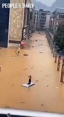 رجل يرقص من الفرح على سيارته الغارقة بسبب السيول