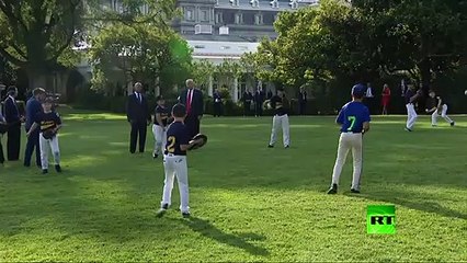 ترامب يلعب البيسبول أمام البيت الأبيض