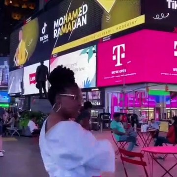 شاهد أغنية محمد رمضان -تيك توك- فى شوارع تايم سكوير وسط تفاعل المواطنين - اليوم السابع