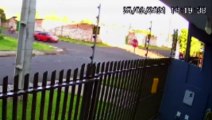Câmera registra o momento em que motociclista se envolve em acidente no Pioneiros Catarinenses