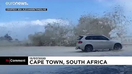 شاهد- عاصفة تضرب كيب تاون ورغوة البحر تتطاير وتغمر الطرق…