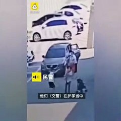 شاهد ما فعلته هذه السيارة بطفلة وفرار رجل من المكان