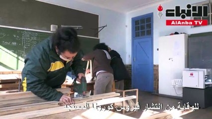 فواصل على مكاتب التلاميذ في مدرسة في كيب تاون للوقاية من انتشار من كوفيد-19