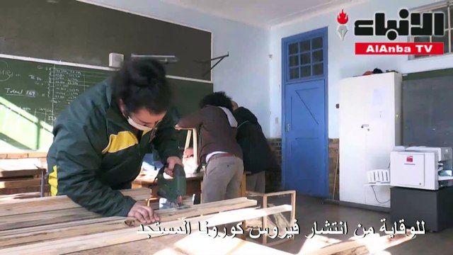 فواصل على مكاتب التلاميذ في مدرسة في كيب تاون للوقاية من انتشار من كوفيد-19