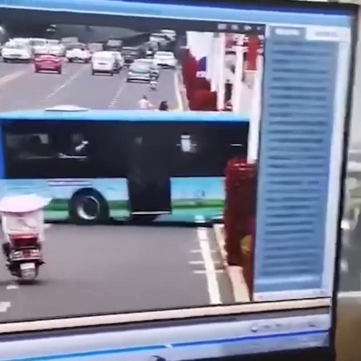 Bus falls into lake in Guizhou China casualties unknown