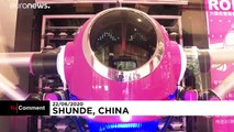 شاهد- الصين تفتتح أول مطعم يعمل بالروبوتات في استقبال وتحضير وتقديم الوجبات للزبائن…