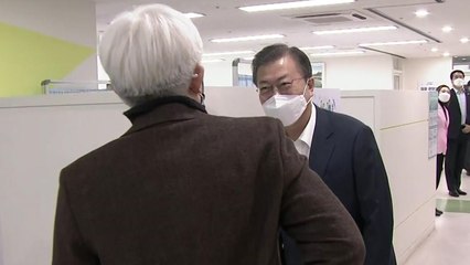 문 대통령, 코로나19 백신 첫 예방접종 현장 방문 / YTN