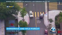 بث مقطع حقيقي لمطاردة الشرطة الأمريكية لسيارة في شوارع كاليفورنيا