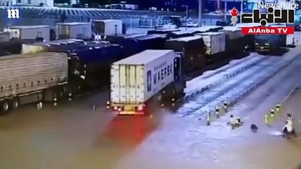 انفجار مفاجئ يصيب رجلا كان يسير بجوار شاحنة عملاقة