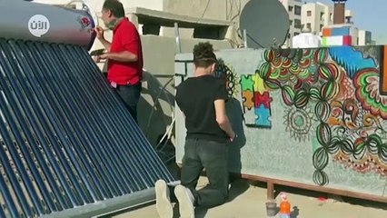 كيف حول فنان أردني سطح منزل لمعرض فني مع جيرانه؟