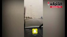 بسبب الرياح الشديدةشاهد لحظة انقلاب شاحنة عملاقة في السعودية