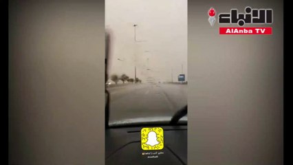 بسبب الرياح الشديدةشاهد لحظة انقلاب شاحنة عملاقة في السعودية