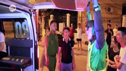 سائقو دراجات أجرة يسعفون مصابي الحوادث المرورية في فيتنام