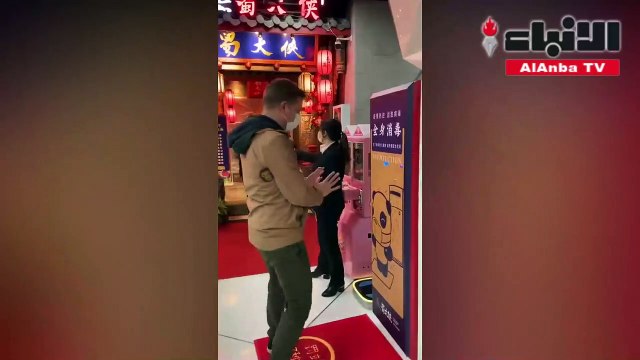 مطعم في شنغهاي يخضع زبائنه للتعقيم الكامل