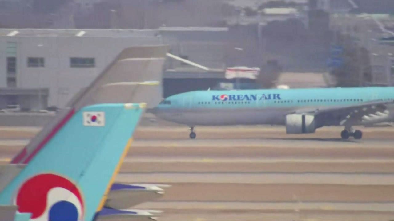 [현장영상] 화이자 백신 5만 8천 명 분 공항 도착...전국 예방접종센터로 이송 /...