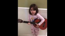 طفلة أمريكية تؤدي أغنية مرحة من كلماتها وتحظى بإعجاب واسع