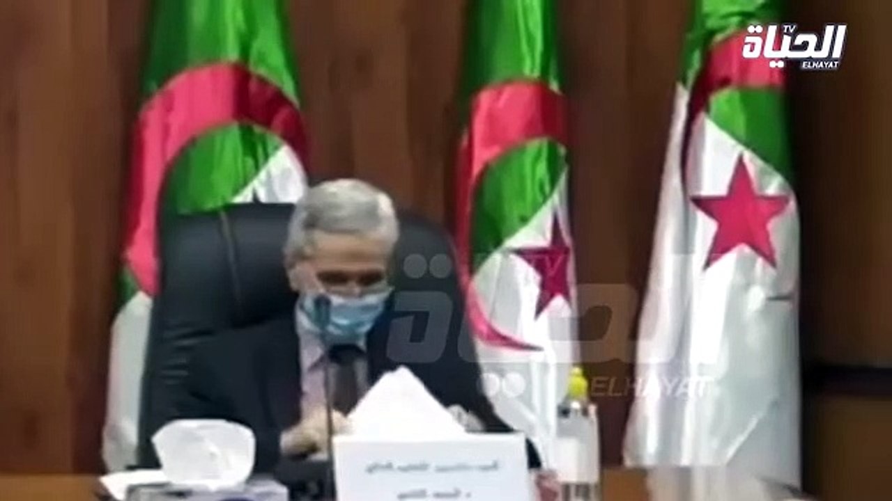 وزير جزائري يفاجأ بسقوط جزء من السقف اثناء ندوة...