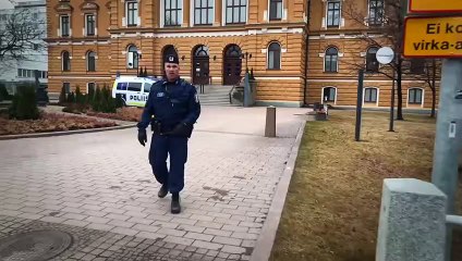 الشرطة الفنلندية تدعم مواطنيها معنويا بالغناء بسبب تفشي كورونا