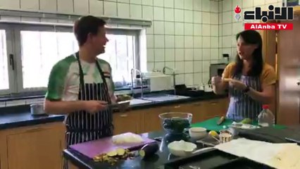 في حجره المنزلي السفير البريطاني في بغداد يطبخ أشهر طبق عراقي