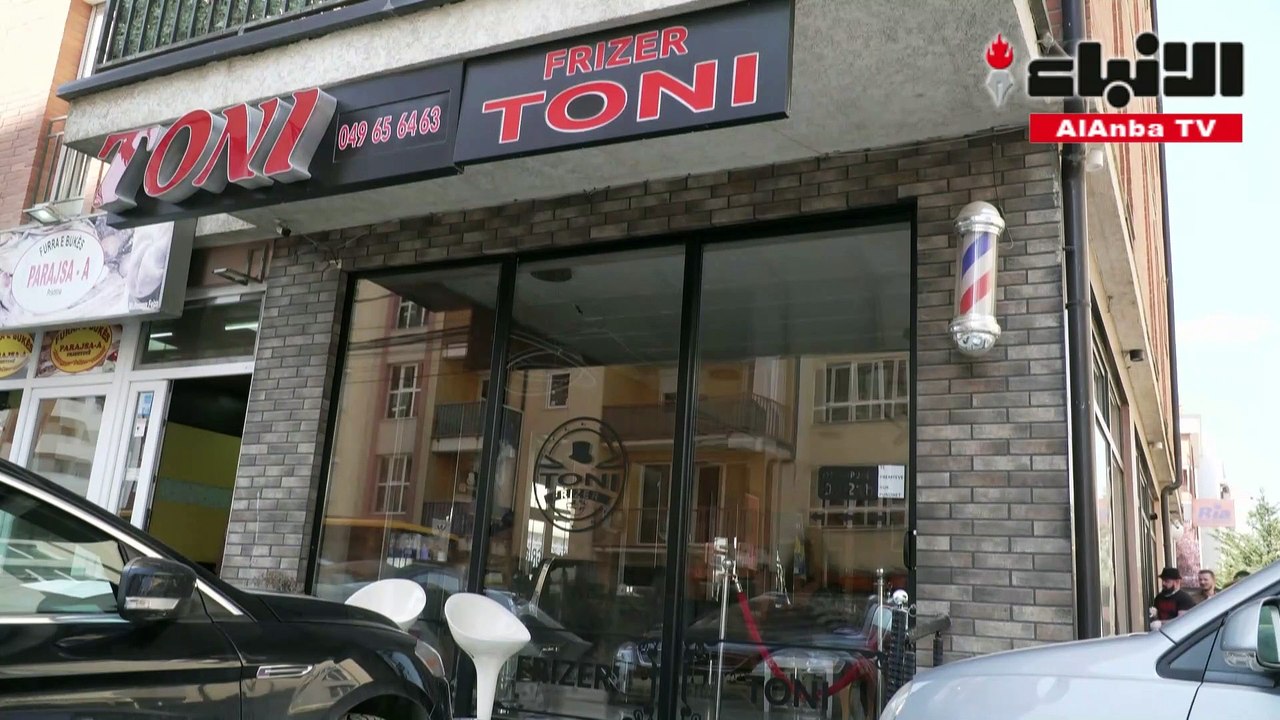 حلاق متنقل في بريشتينا عاصمة كوسوفو يقدم خدماته للسكان المحجوزين بسبب كورونا