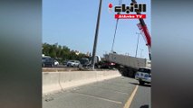انزلاق مركبة أسفل شاحنة في اغرب حادث سير على طريق الملك فهد