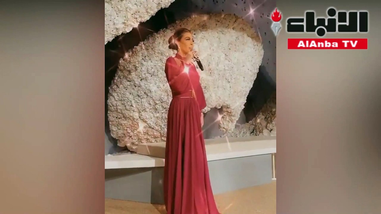لحظة تعثر الفنانة لیلى إسكندر على خشبة المسرح في السعودية