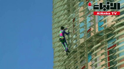 سبايدرمان الفرنسييتسلق برج أغبار في برشلونة