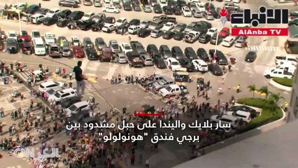 رجل يحاول عبور فندقين على حبل مشدود