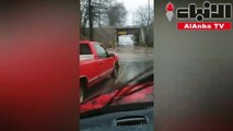 سائق أرعن يغرق سيارته في بركة من الماء بعد قرار غبي