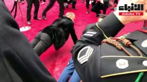 بالفيديو.. توم هانكس يتحدى ضابطا في تمرين الضغط خلال حفل أوسكار