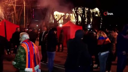 - Ermenistan'da protestocular sabaha kadar Başbakan Paşinyan'ın istifasını bekledi
