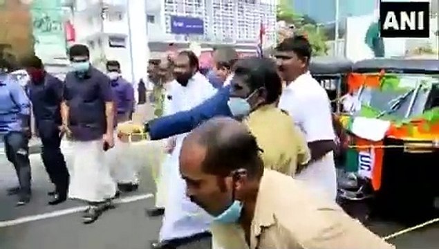 वीडियो में देखिए ऑटो से रस्सी बांधकर सड़क पर खींच रहे थे शशि थरूर, लोग लगा रहे थे नारे