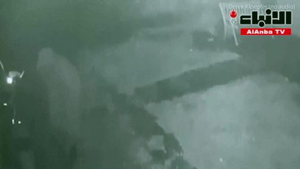 أب فوجئ برجل يقتحم المنزل ويمسك ابنته الصغيرة