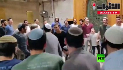 إسرائيليون محتلون داخل المسجد الإبراهيمي بأحذيتهم ويؤدون رقصات تلمودية