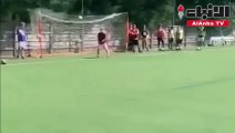 لاعب يسدد كرة صاروخية في زميله بدلا من المرمى
