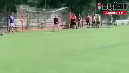 لاعب يسدد كرة صاروخية في زميله بدلا من المرمى