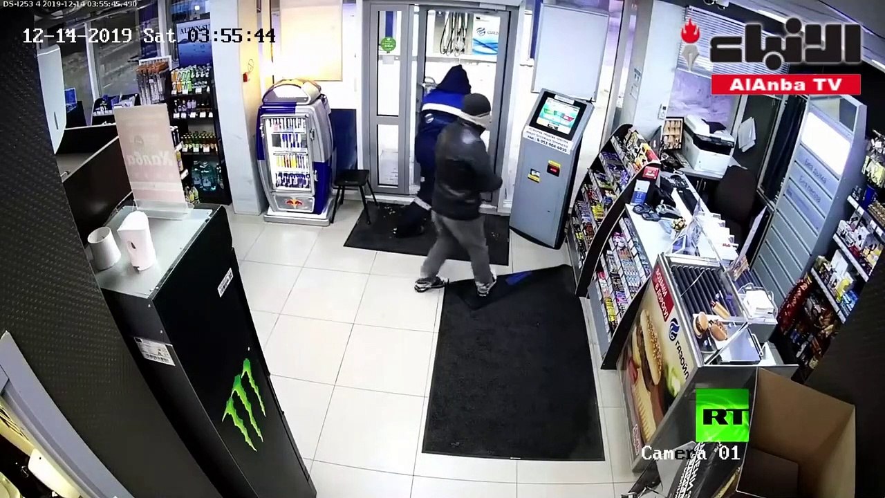 موظفة جريئة تتصدى للص وتجبره على الفرار