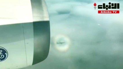 طائرة في السماء داخل قوس قزح