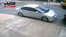 حاولوا سرقة سيارته فصدمهم وهرب