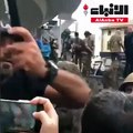 جندي بالجيش اللبناني يبكي متأثرا لترديد المتظاهرين النشيد الوطني