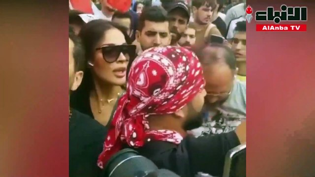 نادين نجيم وفنانون لبنانيون يشاركون في مظاهرات لبنان